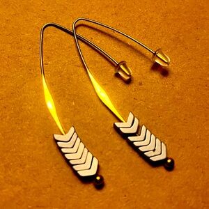 🆕 NWOT Boho Gold Tone Dangle Arrow Earrings Brand New Never Worn